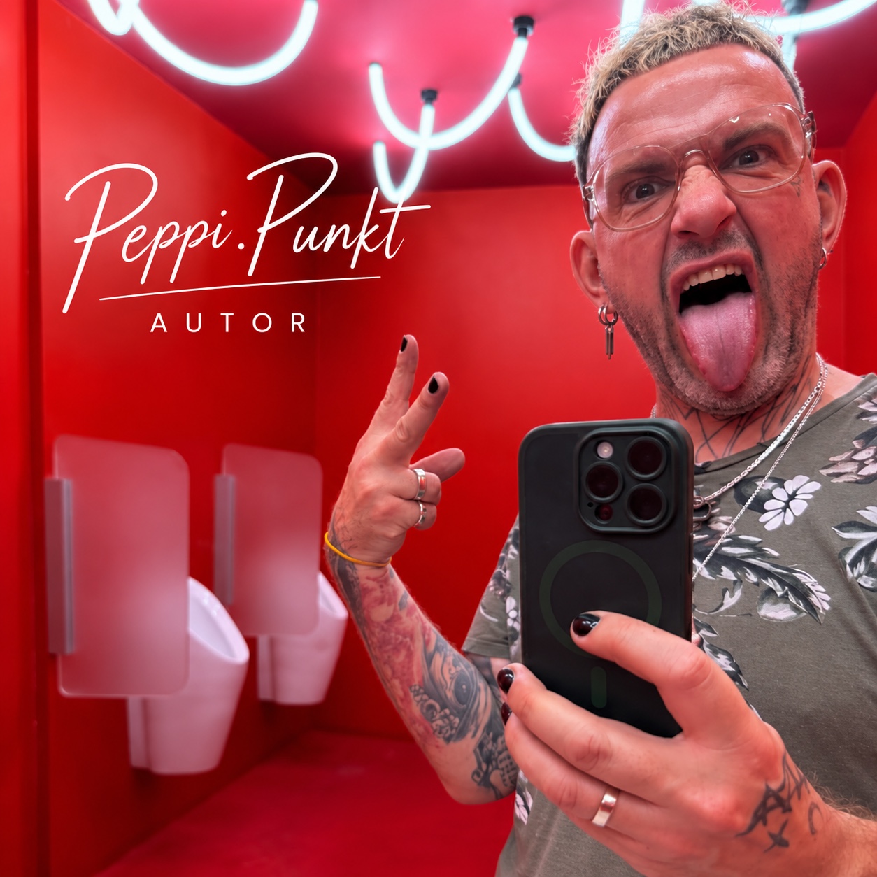 Peppi Punkt vor einer roten Wand mit Neonlicht
